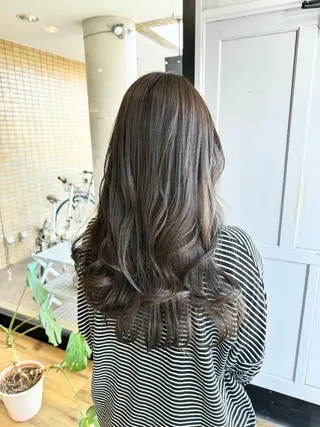 ロング カラー ツキダテ ユイのヘアスタイル