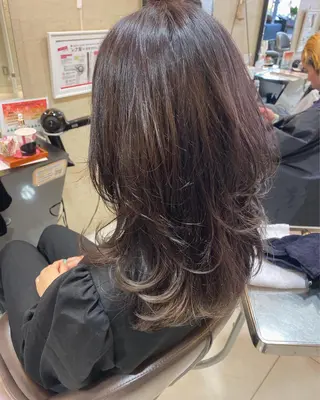 ロング カラー オリーブ/アッシュ やわらか透明感カラーのヘアスタイル