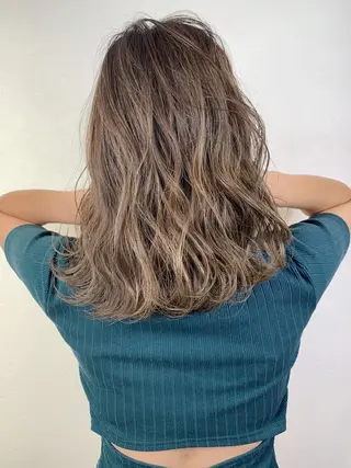 ミディアム アンダーバーホワイト 堺東店のヘアスタイル