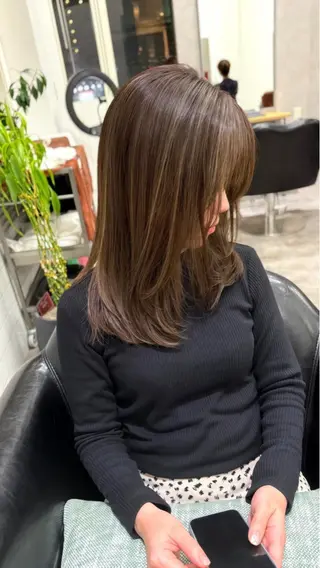 セミロング 白髪ぼかし 👒堀江・ヨンスクのヘアスタイル