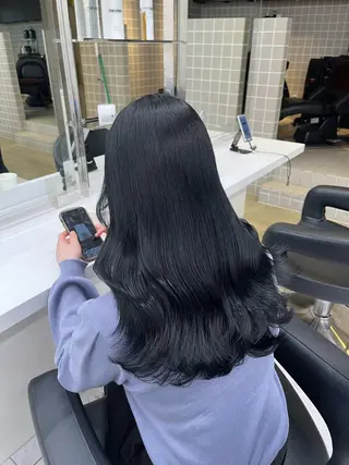 セミロング 寒色＆ブリーチ特化 寒色MiOのヘアスタイル