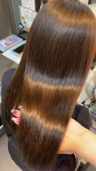 ロング ブリーチ/髪質改善/ ハイトーン/暖色のヘアスタイル