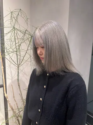 ミディアム ハイトーン／透明感 カラー Mioのヘアスタイル