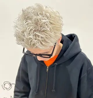 ショート カラー メンズ ハイトーン/ブリーチ 似合せカット/パーマのヘアスタイル