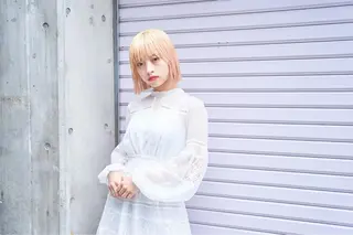 ショート カラー メンズ JuNブリーチに 縮毛矯正するプロのヘアスタイル