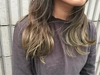 ロング カラー ツキノキ ミナのヘアスタイル