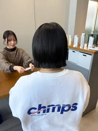 ショート カラー エマ ピボット 中川店所属・富原崇太/切りっぱな しボブ/透明感カラーのヘアスタイル