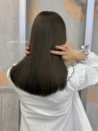 ロング ブリーチなしカラー /ベージュカラーのヘアスタイル