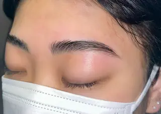 アイブロウ i.+OMOTESANDO所属・mei / 艶カラー ミディアム レイヤーのヘアスタイル