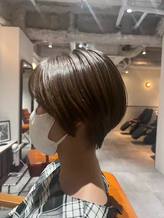 ショート urara /ブリーチ/艶カラーのヘアスタイル