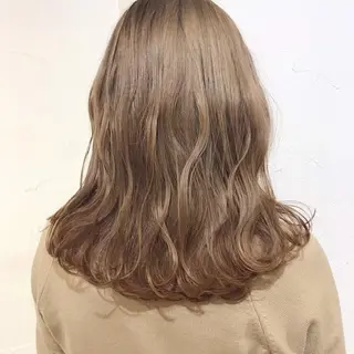 セミロング カラー 藤井 貴美子のヘアスタイル