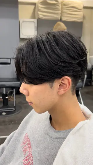 ショート パーマ モナン新宿所属・曲がる縮毛 メンズ 毛流れ 佐々木 優のヘアスタイル