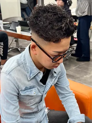 パーマ メンズ 豊崎 佑輔のヘアスタイル