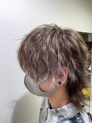 カラー メンズ 秋葉原オタク向け美容室OFF-KAi!!所属・渡部凌我 小顔ウルフ ハイトーンカラーのヘアスタイル