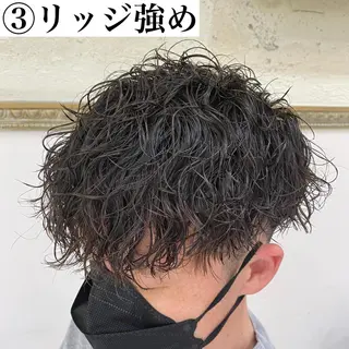 パーマ メンズ 三ノ宮フェザーパーマ 蕃本 啓利のヘアスタイル
