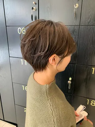 ショート カラー graxi'    グラシー所属・ブリーチ/ハイトーン SERINAのヘアスタイル