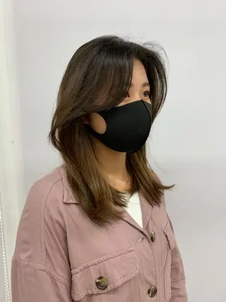 セミロング カラー オチ ハナのヘアスタイル