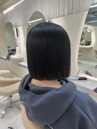 ミディアム effect横浜所属・切りっぱなしボブ/ 艶カラー/綾莉のヘアスタイル