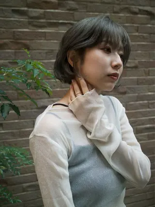 ショート カラー mina / 透明感ベージュカラーのヘアスタイル