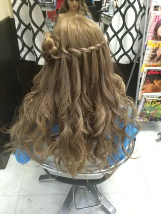 ロング ヘアアレンジ ハイトーン Arphyのヘアスタイル