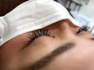 マツエク・マツパ 保子 祐里香のヘアスタイル