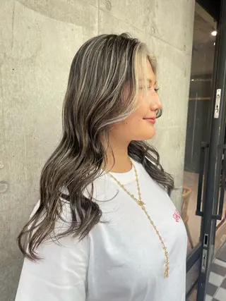 セミロング 🫧ハイライトカラー 🫧 𝓜𝓘𝓤のヘアスタイル