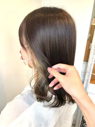 セミロング カラー 岩谷 愛依のヘアスタイル