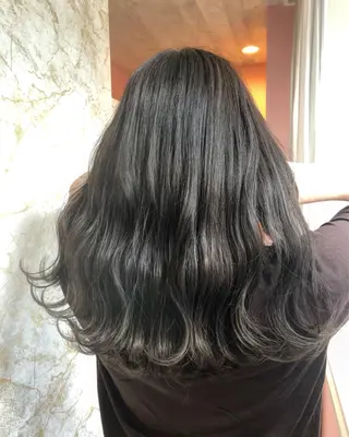 セミロング REVE所属・TAKU 美容師のヘアスタイル