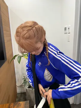 セミロング カラー ミルクティー× グレージュMOMOのヘアスタイル