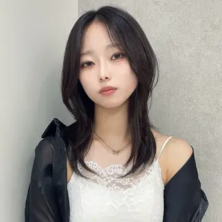 ミディアム ハッシュカット🖤 レイヤー/透けカラーのヘアスタイル