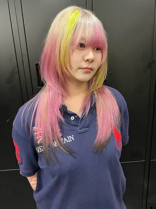 ミディアム TAKUMI ハイトーン/ウルフのヘアスタイル