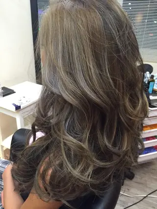 ロング カラー 鶴見 和美のヘアスタイル