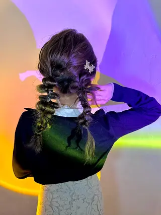 セミロング カラー パーマ ヘアアレンジ アイブロウ 推し活専用 【派手髪】飯野ゆかりのヘアスタイル