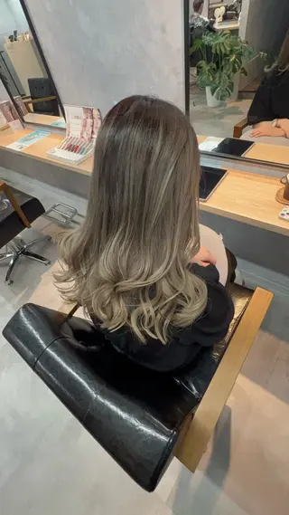 ロング motoトップカラー リスト/ブリーチカラのヘアスタイル