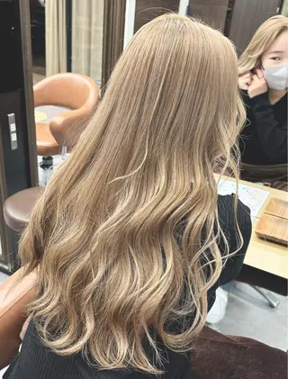 ロング カラー ウルフとハイトーン みっちー✂️のヘアスタイル