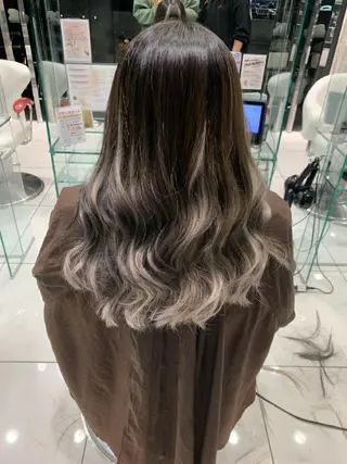 カラー セミロング 青木 捺稀のヘアスタイル