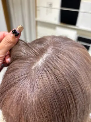 ミディアム カラー 肌に馴染むハイトーン /ミルクティーカラーのヘアスタイル