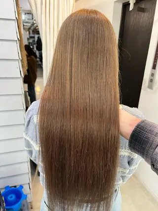 セミロング 柔らかいヘアカラー 大成のヘアスタイル