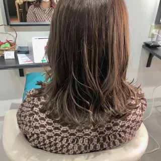 ミディアム カラー シェアハピ ヤマモトのヘアスタイル