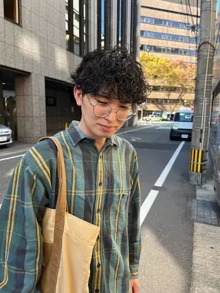 パーマ メンズ こまつばらみお/レイ ヤー/ダブルカラーのヘアスタイル