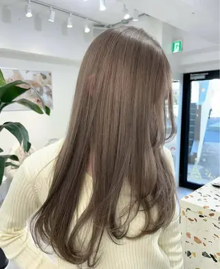 ロング カラー onyx所属・ミルクティーベージュ ケアブリーチカラーのヘアスタイル