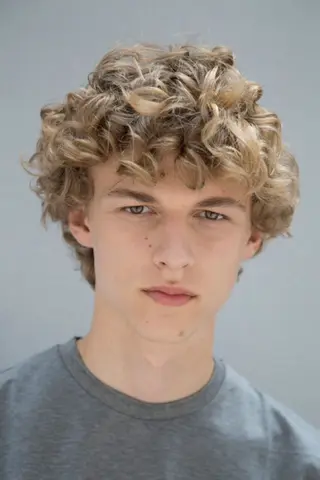 カラー メンズ フェザーパーマ/ スペインカールのヘアスタイル