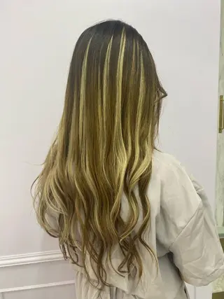 ミディアム Cielro【 シェイロ 】所属・Cielro/ダブル カラー/西田咲希のヘアスタイル