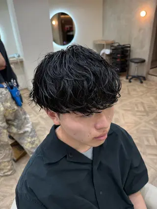 パーマ メンズ MEN‘S HAIR BLEACHi塩釜口所属・市原亮/塩釜口/ ツイスパ/波巻きのヘアスタイル