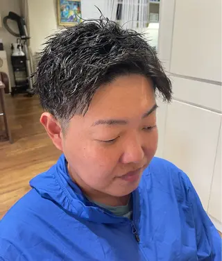 ショート パーマ メンズ 絹村 健人のヘアスタイル