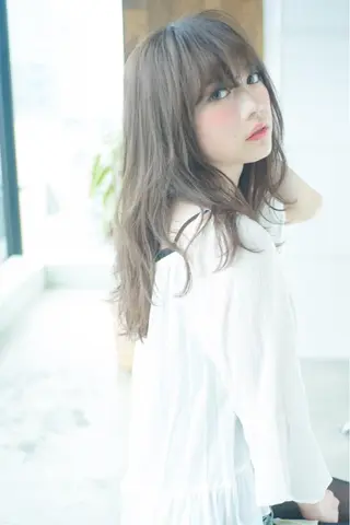 セミロング Soleriaソレリア所属・おしゃれ染めで白髪 ぼかし/山口玲緒奈のヘアスタイル