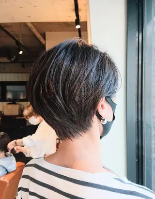 ショート カラー alushe 岡 陽子のヘアスタイル