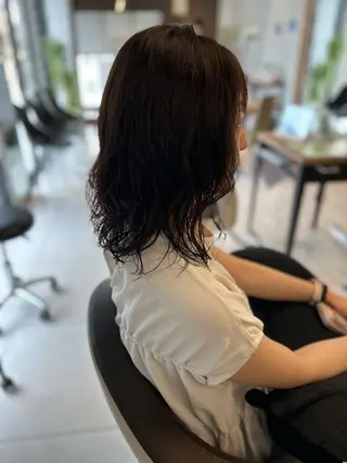 ミディアム パーマ 小嶺 麗華のヘアスタイル