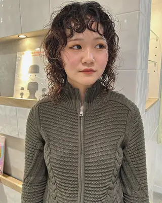 ミディアム パーマ Loom.所属・村上雅人 ナチュラルモードのヘアスタイル