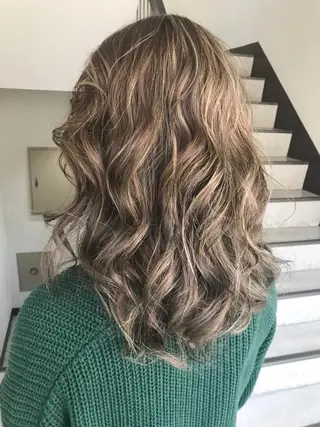 ミディアム カラー 伊藤 優希のヘアスタイル